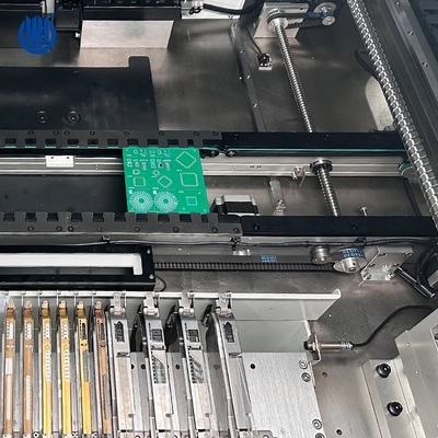 เครื่องยนต์ Y สองตัว CHM-751 ประหยัด 6 หัว PCB สายการผลิต SMT Pick and Place Machine