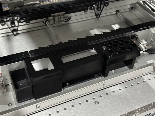 CHM551 เครื่องเลือกและวาง PCB Charmhigh สําหรับ 0201 / QFN / BGA