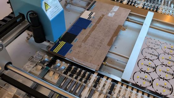 CHMT48VB Benchtop SMT Pick and Place Machine 58 เครื่องให้อาหาร 2 กล้องมองเห็น